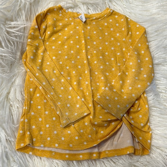Old navy 2 t top (wear noted on sleeves) - Picture 1 of 4